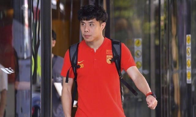 让他接受球迷的欢呼,而在队内,大家也是亲切的称蒿俊闵为三哥