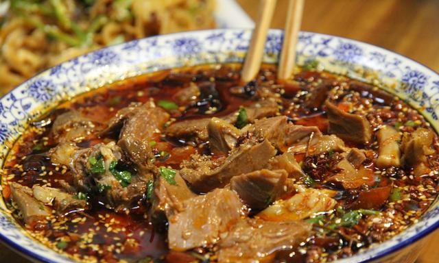 陕西最特殊羊肉吃法——油泼辣子羊肉块,香辣厚实