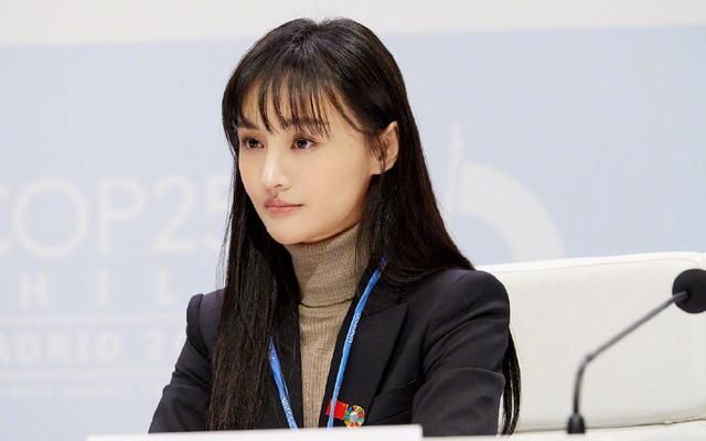 前段时间郑爽还作为youth4climate气候变化青年行动的公益大使受邀
