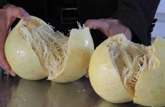 男子赶集买回一个瓜,掰开后里面装满了"面条",媳妇说真美味