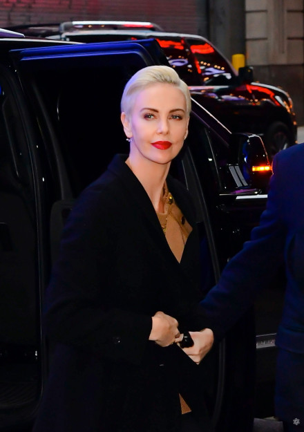 44岁塞皇涂红唇美出新高度!穿黑大衣气场全开,内搭短裙又飒又a