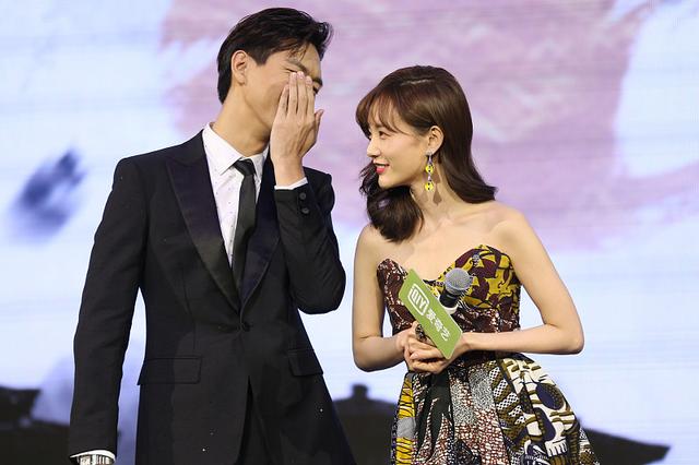 现男友现身新剧发布会与李一桐甜蜜互动上演摸头杀