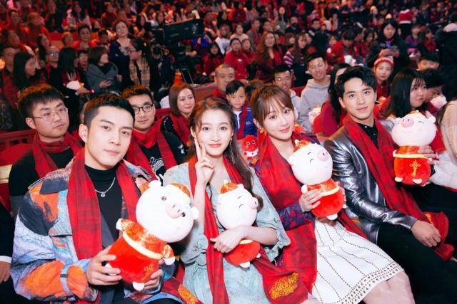 92年杨紫97年关晓彤同框,一个甜美俏皮一个端庄优雅,像同龄人