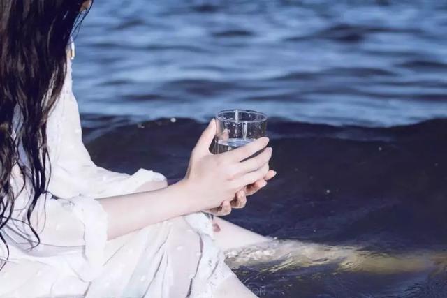 水变凉了,杯子怕了
