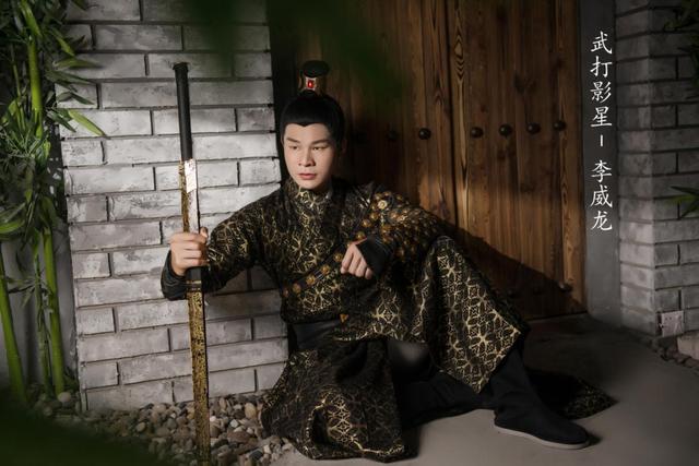 影星李威龙因为个高有型被羡慕 所以更红|李威龙|剧组|影视圈_新浪