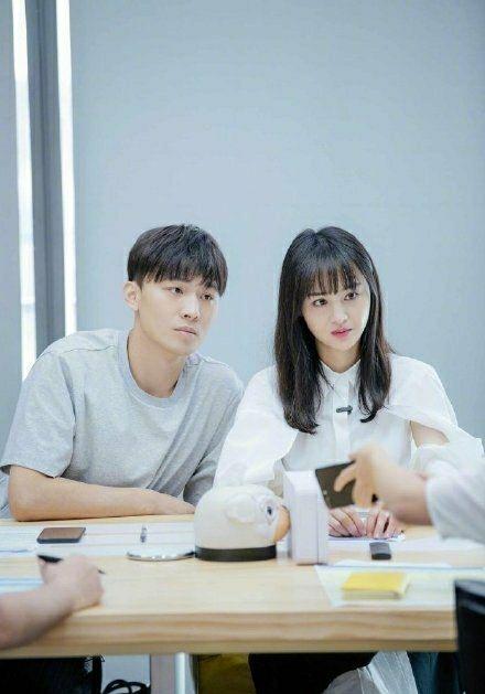 郑爽疑似分手,两人公司一个月前停运,郑爽经济损失或达1000万?