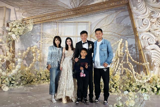 特别是足球圈好友们的祝福见证之下,与妻子完成了一系列的婚礼流程