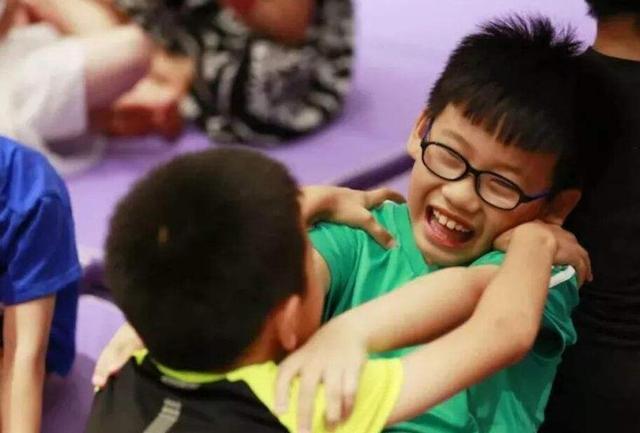 小朋友在幼儿园打架了,老师打电话叫家长,爸爸闻讯赶过来,在听清了