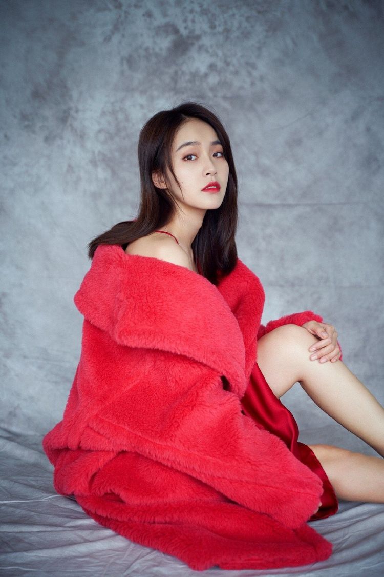 她是王凯签下的首位小花,穿1万的丝绒裙秀直角肩,优雅似天鹅