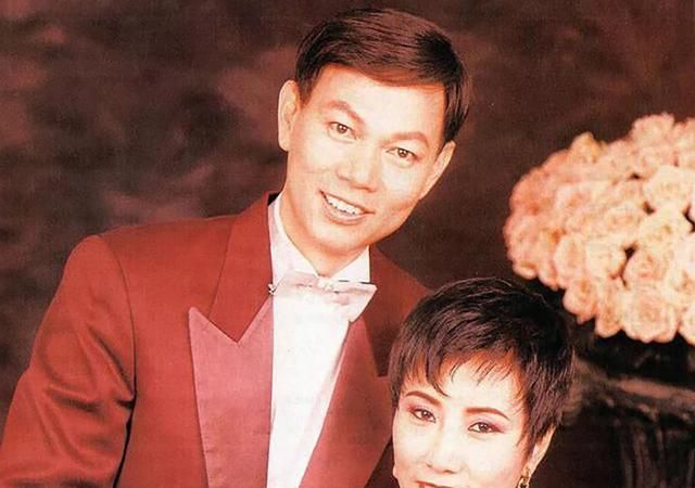 相爱21年被求婚19次61岁结束爱情长跑结婚相互陪伴共同抗癌