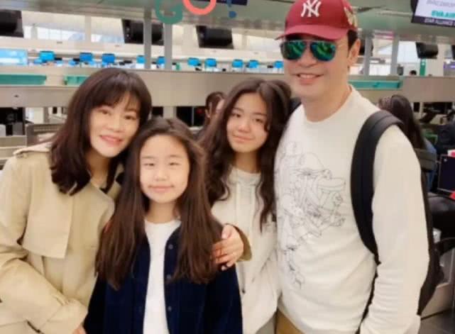 钟镇涛妻子范姜罕见晒全家福过圣诞节,两个女儿长得像极了爸爸