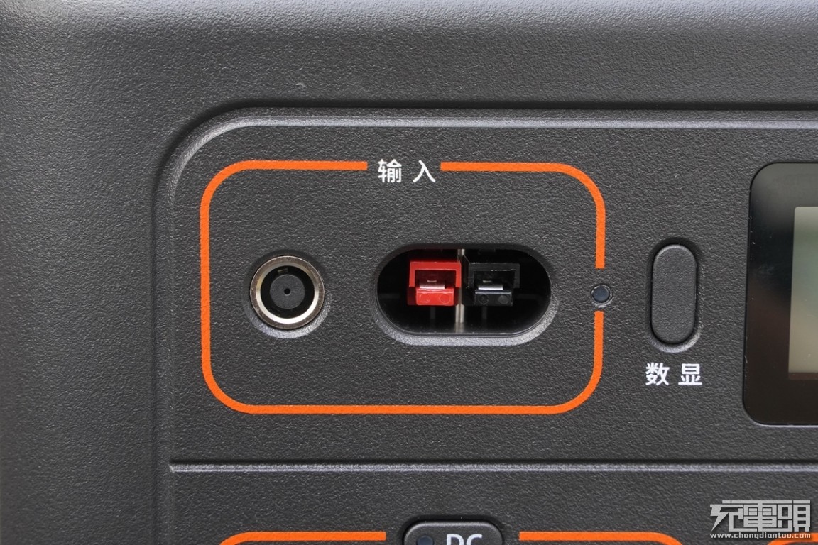 在车上使用自带的车充充电器为其充电,此外产品还支持安德森输入接口