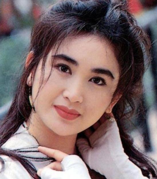 温碧霞早年照片美出新天际,天然不修饰,完胜当红小花