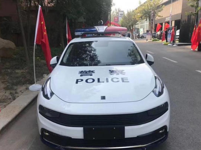 又有一个品牌车型,成为了警察叔叔的座驾,它就是领克03(配置|询价)