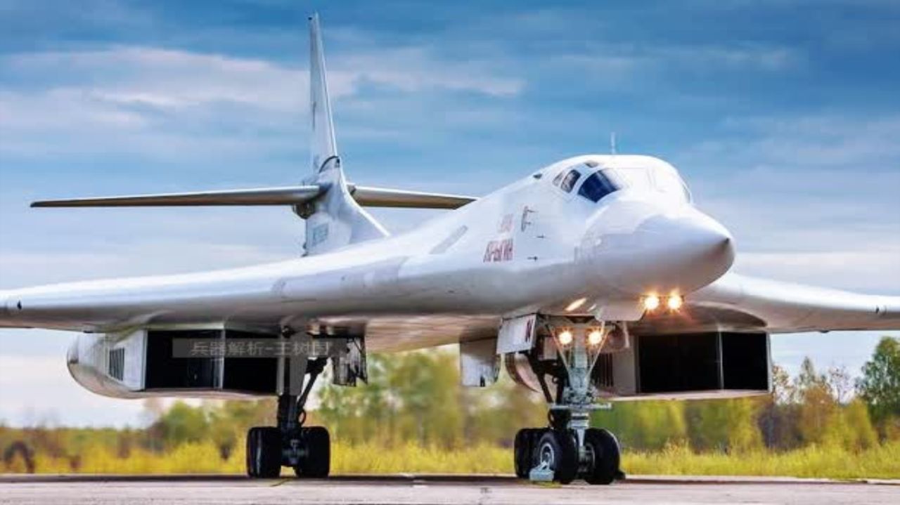 正文  (图160驾驶舱)当前图160是世界上载弹量最大,飞行速度最快的