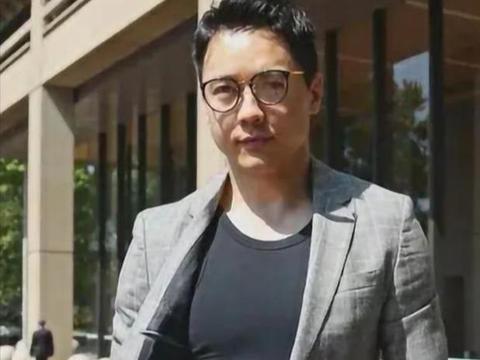 高云翔休闲亮相似走秀,手握万元手机连换数套西装,经济毫无压力|听证会|高云翔|保释_新浪新闻