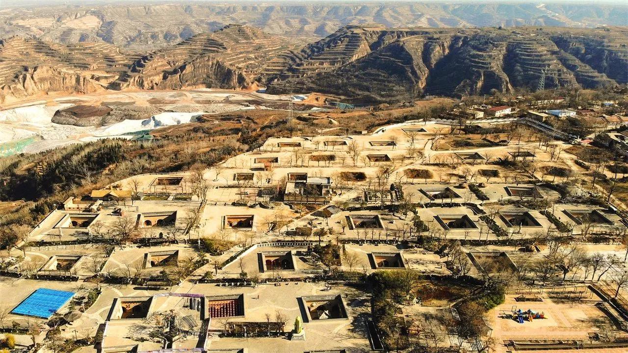 庙上村的村民们居住在地坑四合院里,繁衍生息,享受着平静的"地下生活"