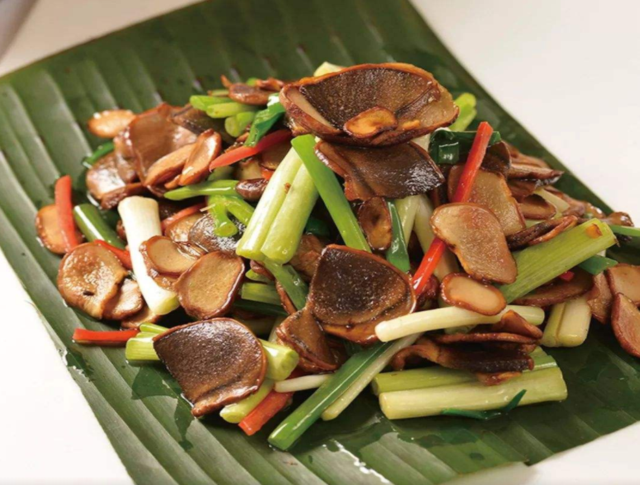 此野生菌十分珍贵,炒食嫩如豆腐,长老了却是天然"止血药"