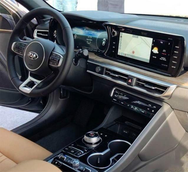 实拍2020款起亚k5,车长超4米9,新增混动系统,造型酷似轿跑