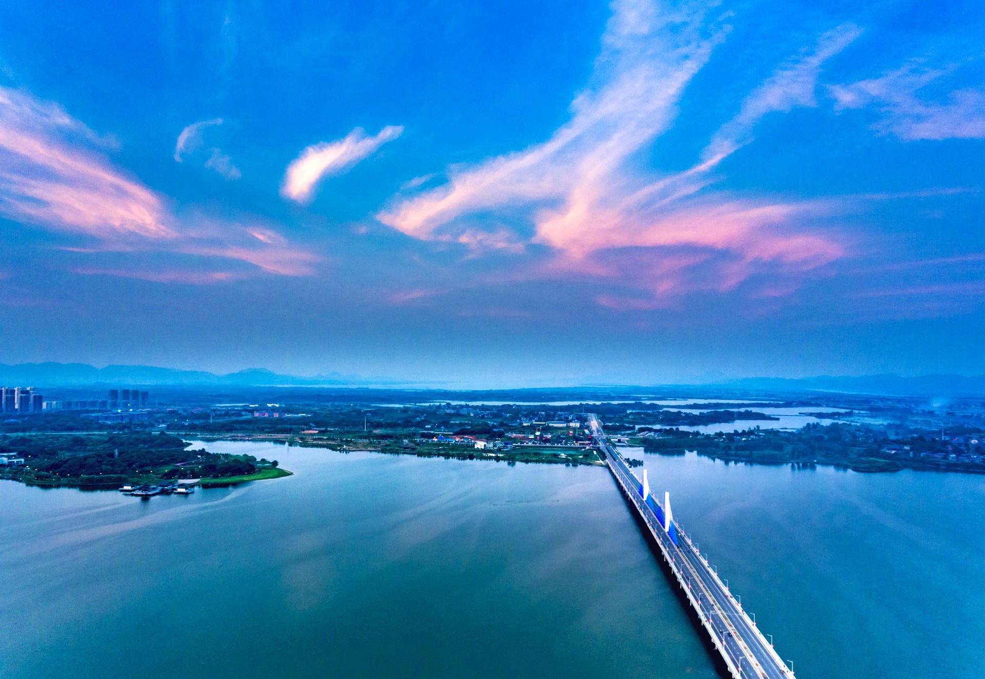 阳新县东临长江 有狭长小平原,中小湖泊较多 被誉为"百湖之县"