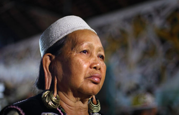 这里的女人耳朵已严重变形,她们却以此为骄傲