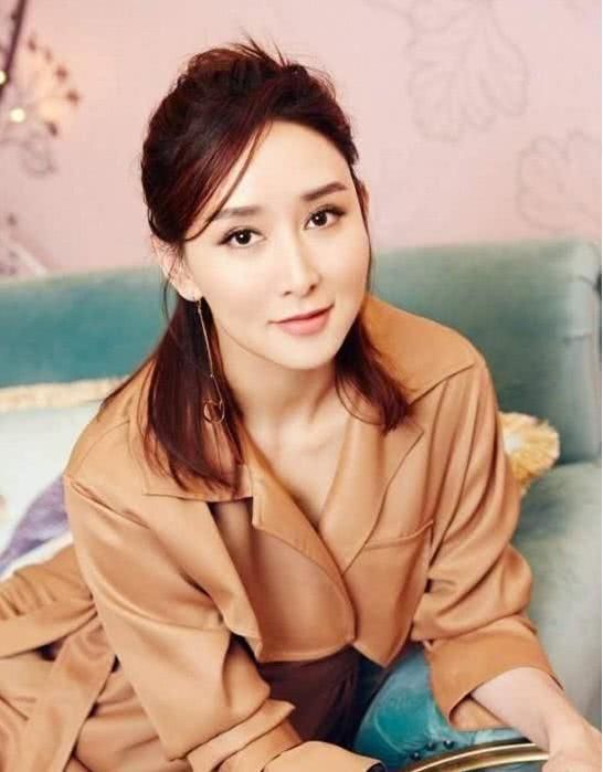 出道21年零绯闻,30岁嫁马来西亚首富,今41岁美貌依旧!