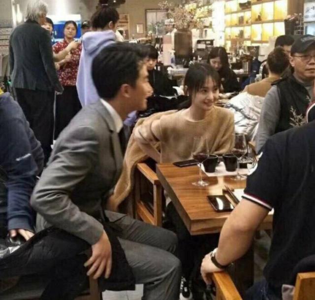 郑爽厉害了跟圈内大佬一起聚餐整桌只有她一位年轻女演员