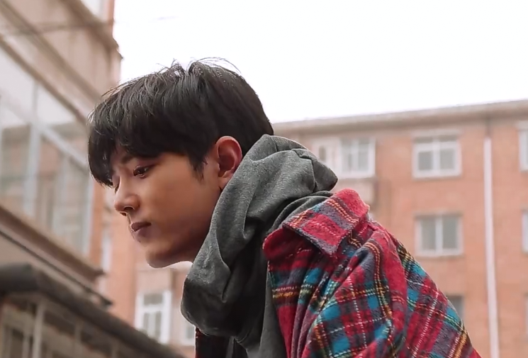 肖战家规花絮被拽衣服露出肩膀连蹦带跳太欢脱