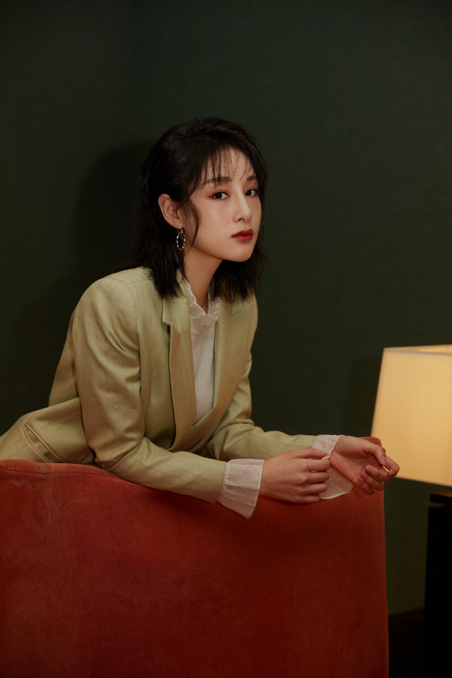 赵圆瑗出席《剑王朝》见面会 与李现上演摸头杀