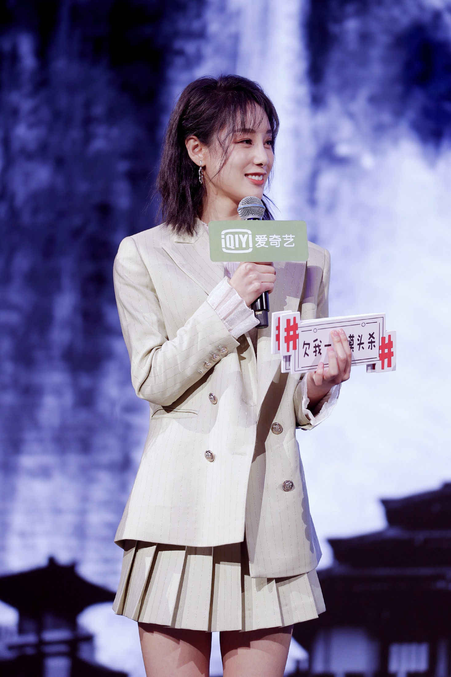 赵圆瑗出席《剑王朝》见面会 与李现上演摸头杀