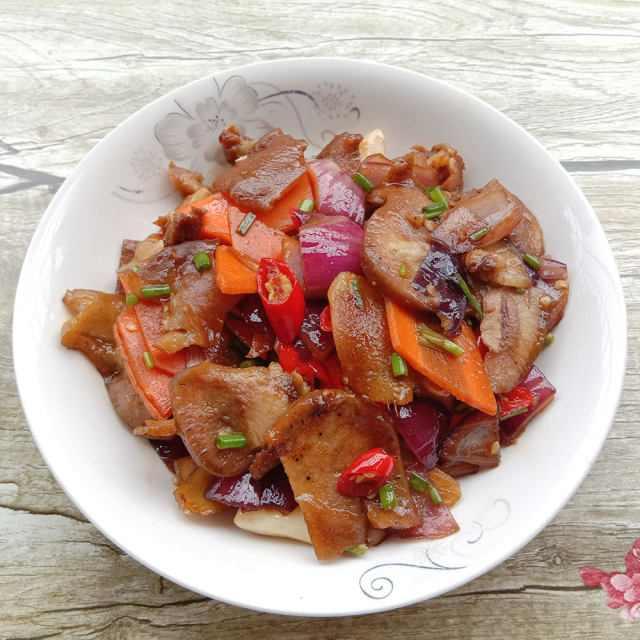 胡萝卜洋葱炒猪鼻,香辣入味,越吃越上瘾