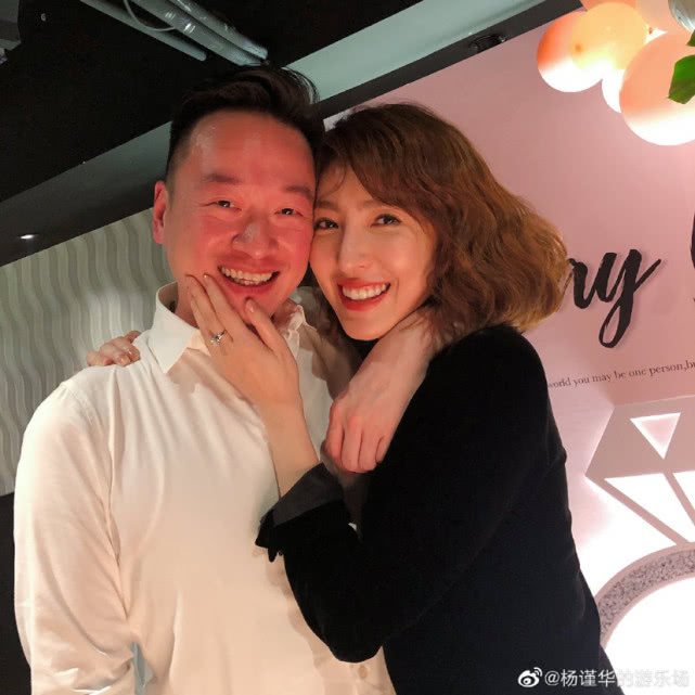 杨谨华庆祝结婚一周年 一年前求婚画面曝光 手指钻戒超亮眼