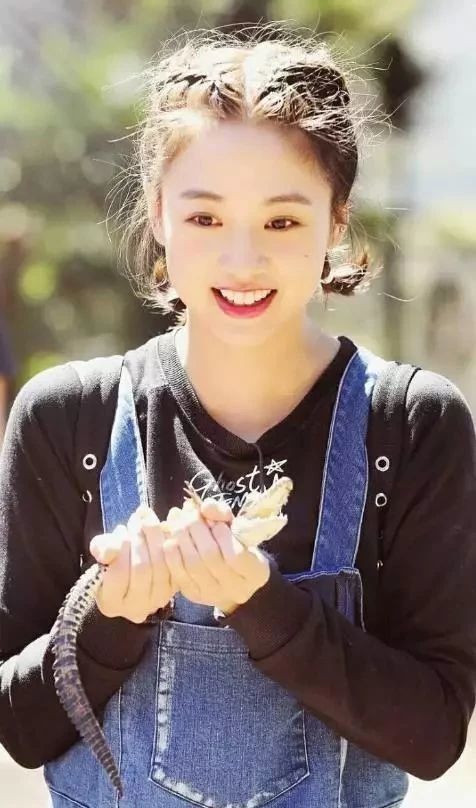 16岁出道养家,赚的钱没给母亲被打进医院,今30岁依旧长着娃娃脸