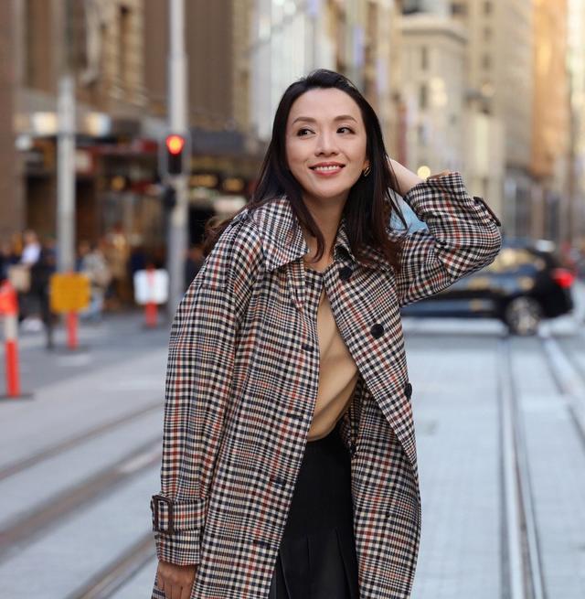 46岁陈炜颜值依旧抗打穿拼接套装白到晃眼大妈气质不输30岁