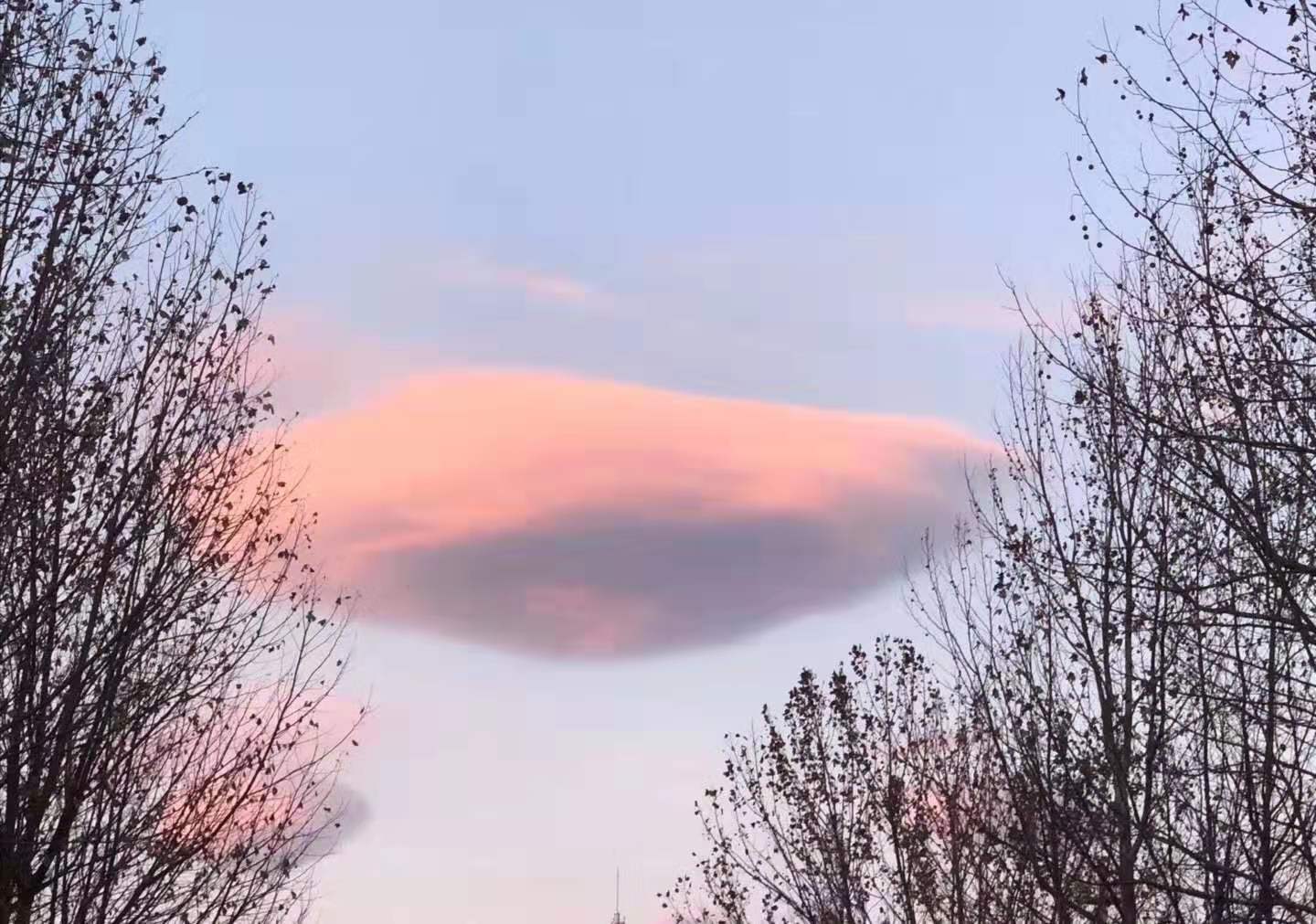 今日一早,北京天空中出现了形似飞碟的云团,像不像一团粉色的棉花糖?