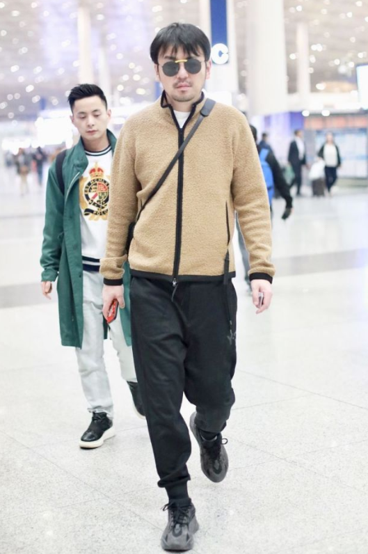 雷佳音的时尚我不懂!羊羔绒外套配吊裆裤,184的身高愣是穿成154