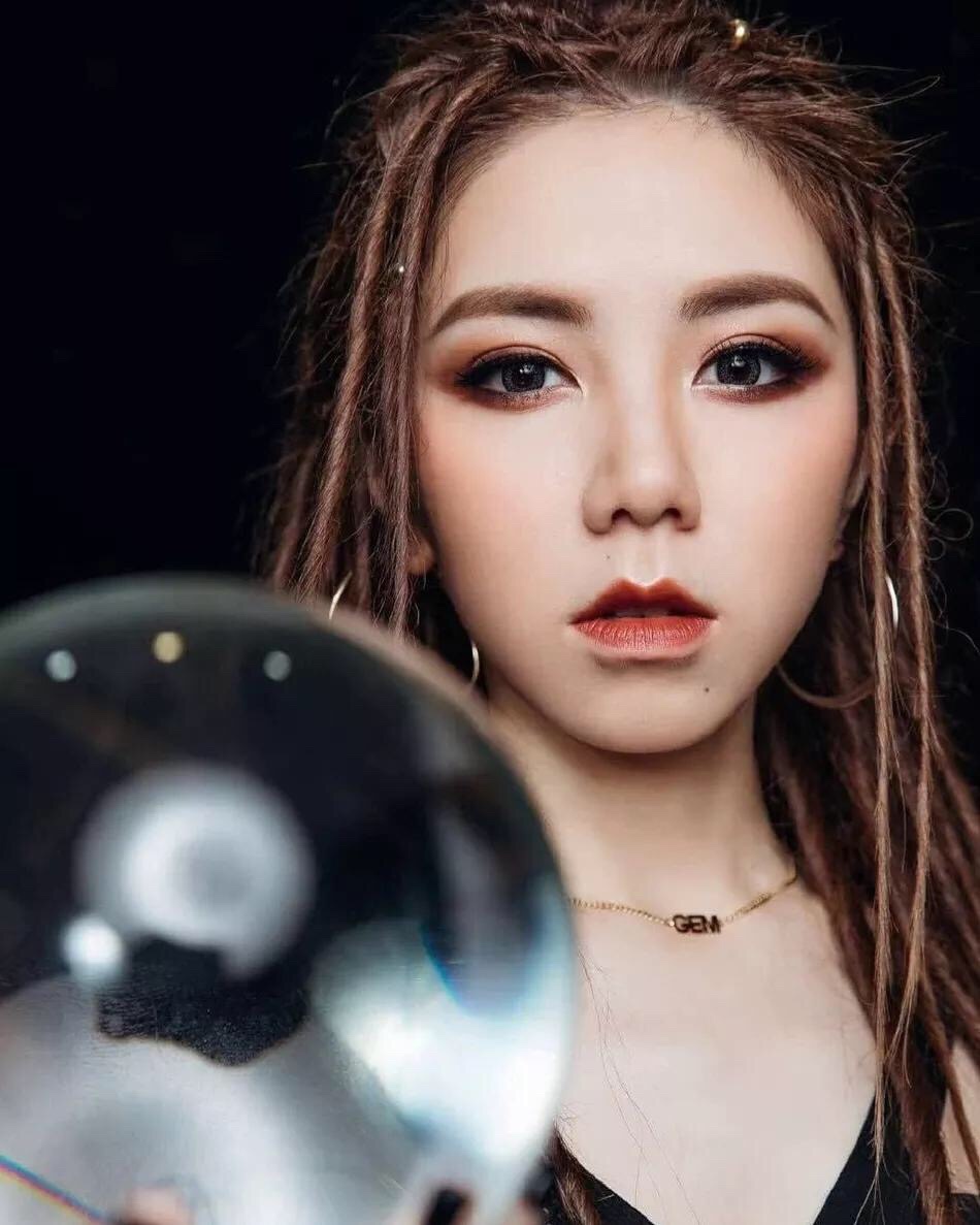 从邓紫棋的妆容来看也是走暗黑风的呢～黑红色的眼影显得邓紫棋的眼睛