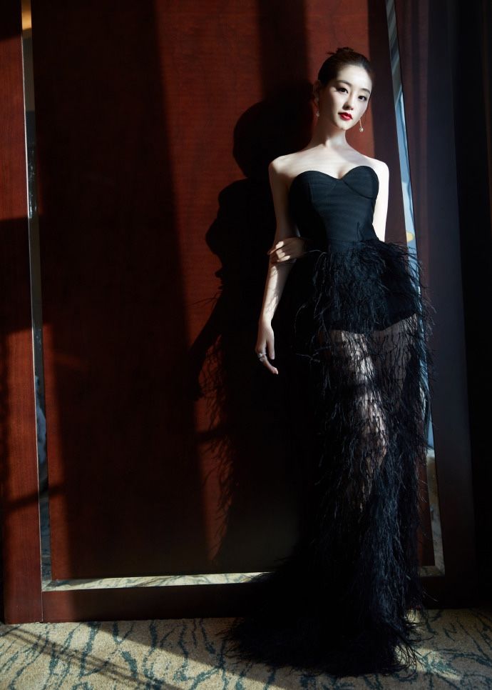 祝绪丹黑色羽毛拖尾裙,霸气姐姐上线