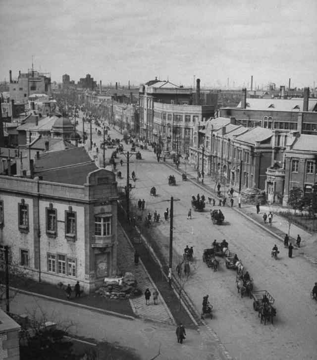 解放前的沈阳,竟然有人喝洋酒,穷人坐火车顶