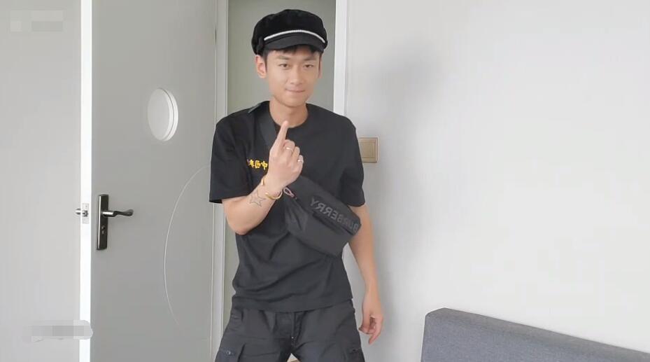 虎牙洋气黄脾气这么大?抓着弹幕开怼,还曾吐槽秦奋房子租的