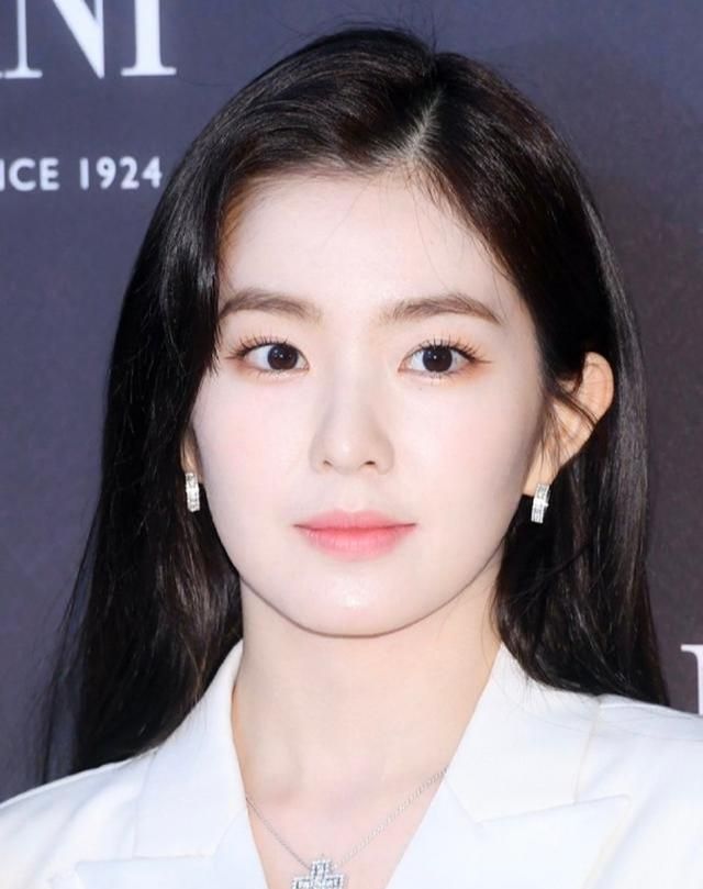 裴珠泫活动出席,高腰连衣裙显腿长