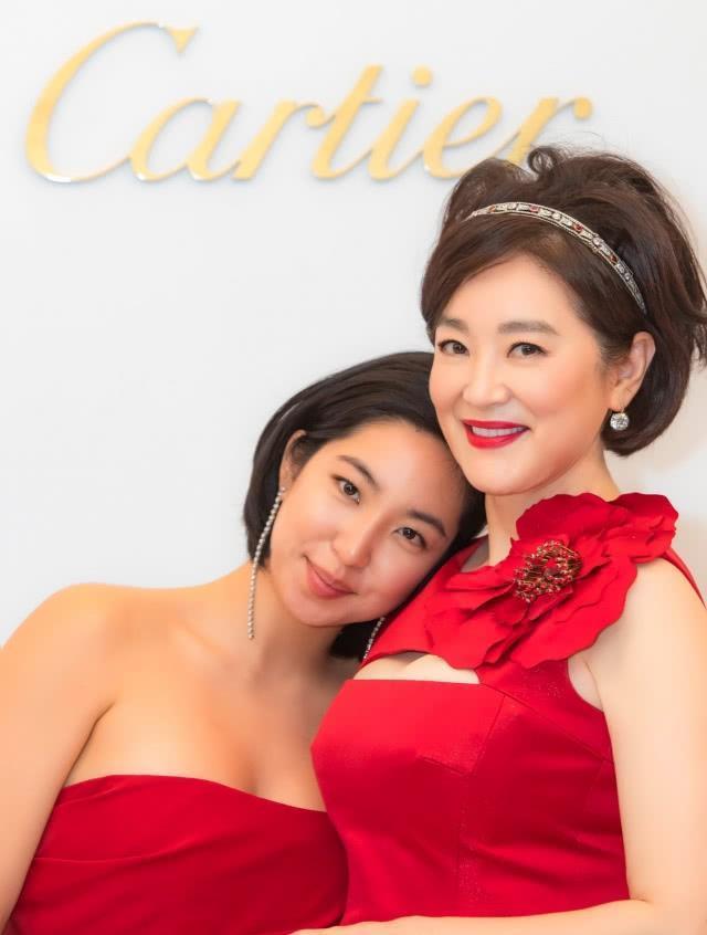 林青霞23岁女儿邢爱林进入社交圈,长大变美打扮后很惊艳