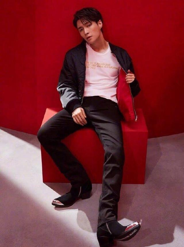 张艺兴放大招了ck内裤代言大秀肌肉粉丝们要顶住呀