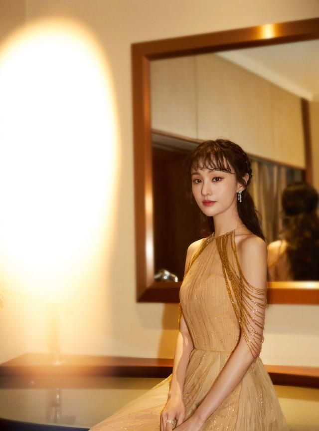 郑爽金色长裙仙气足,羊毛卷刘海很复古,分手后没受影响状态好