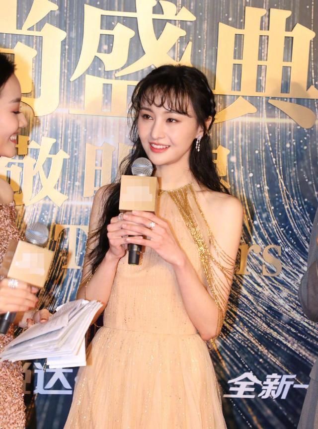 郑爽金色长裙仙气足,羊毛卷刘海很复古,分手后没受影响状态好