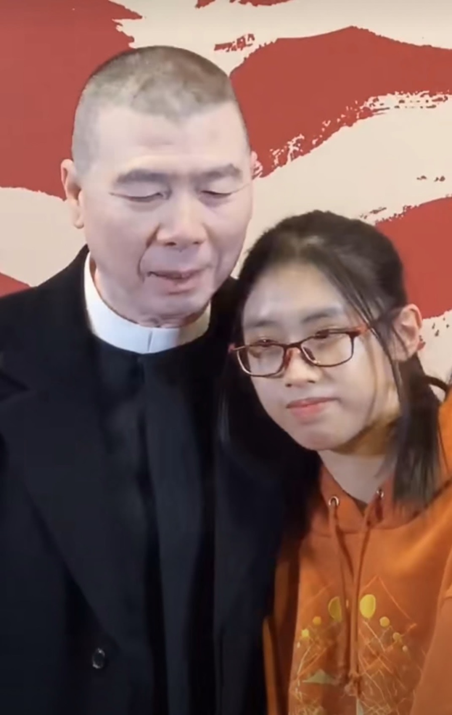 冯小刚高调带养女亮相,徐朵短卫衣配高腰裤长腿吸睛,脸型太像爸