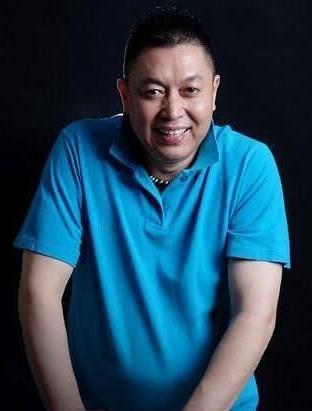 60岁主持人王为念,感情坎坷两婚两离至今单身,今现身与婆婆跳舞