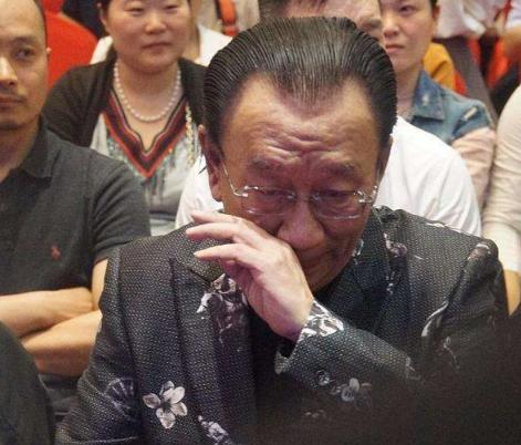 73岁侯耀华近照,逛街搂女粉亲密合影,网友:又给女徒弟买高仿?