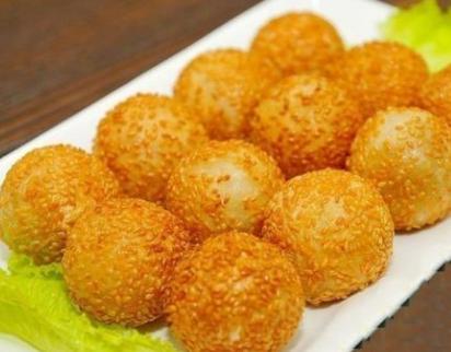 炸芝麻鸡球造型美观,外酥内嫩,咸鲜香脆 毛利70%