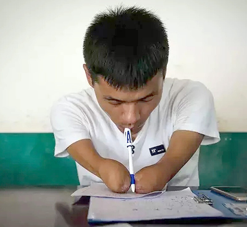 彭军就像曾经火遍大江南北的一个电视剧中的人物郑丰喜一样坚强.